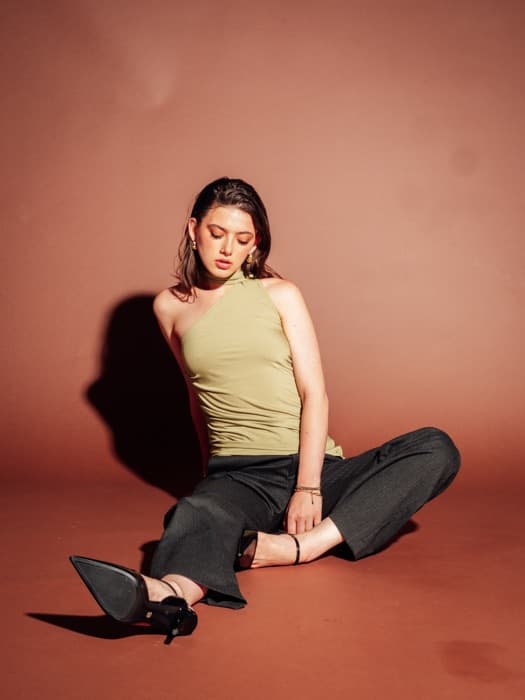 UN VENENO — still 2